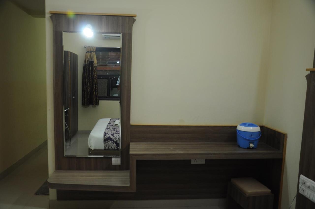 Hotel Bansi Dwarka  Ngoại thất bức ảnh